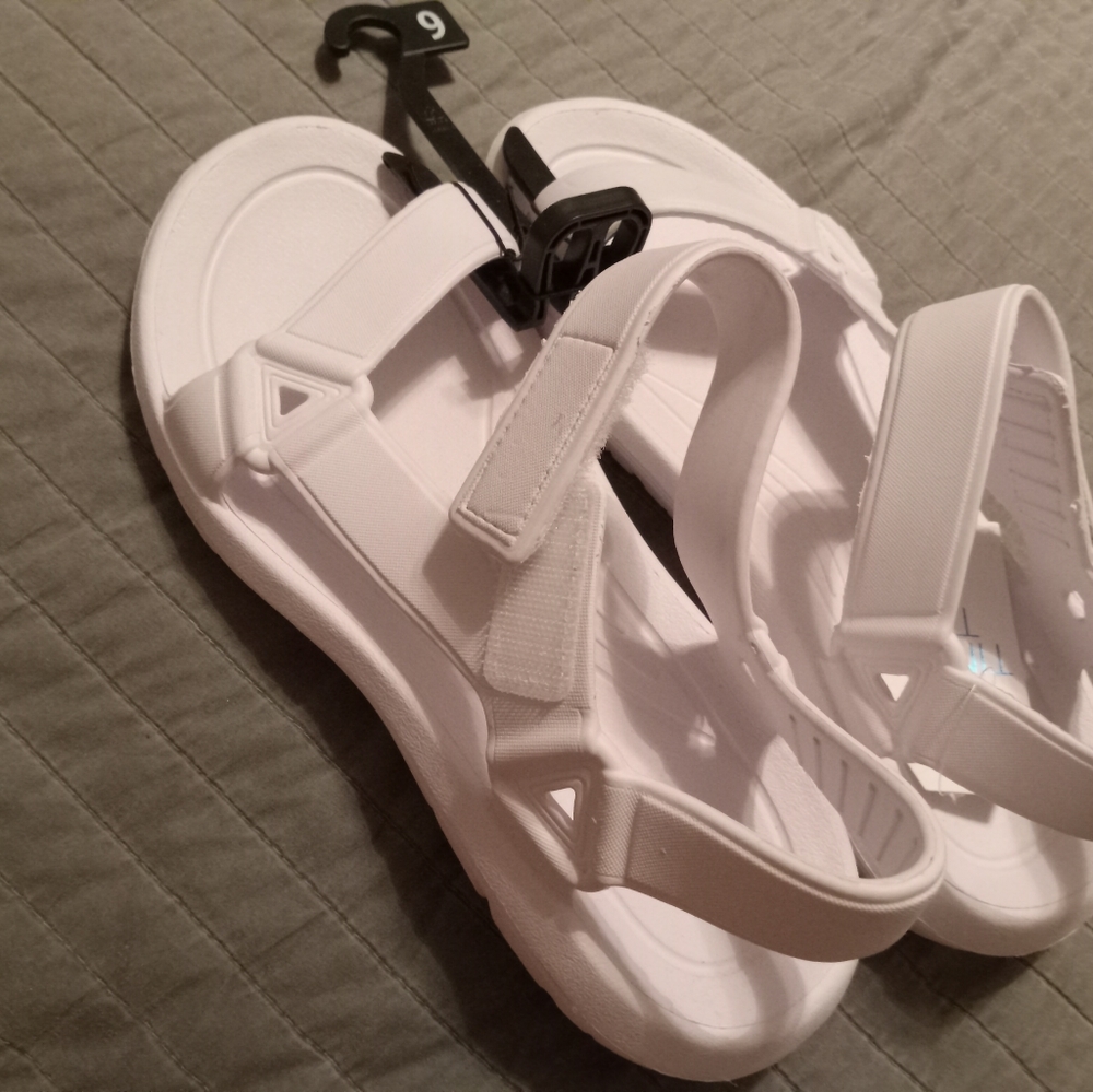 WHITE SANDALS SIZE 9